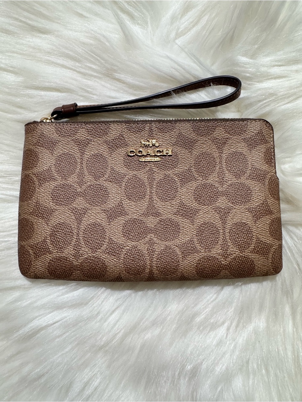 Coach || Large Corner Zip Wristlet